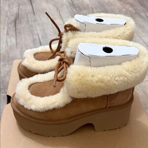 UGG ESMEE LACE UP BOOT SIZE 6